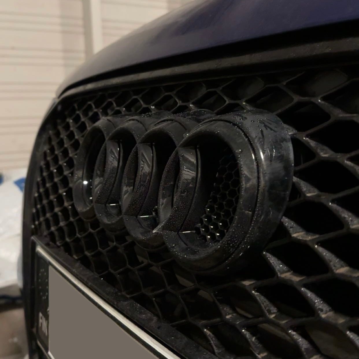 Audi-logon kiinnike